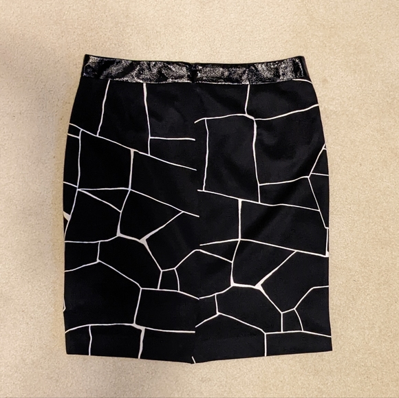Fun black patterned skirt - Picture 2 of 2